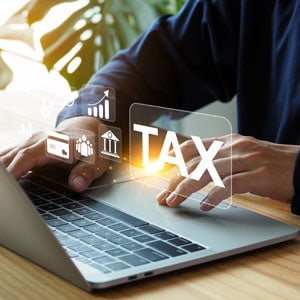 Man filing taxes on laptop - Daria Law Firm PLLC